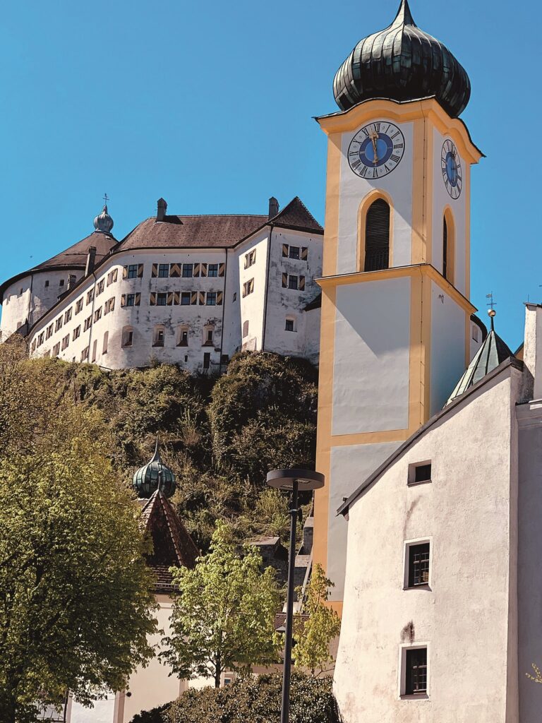 Stadtpfarrkirche St. Vitus mit der Festung Kufstein  
